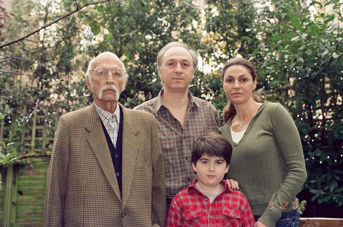 अपने पिता मुकराम को जाह बहादुर और उनकी पत्नी और बेटे के साथ एज़मेट जाह (केंद्र)। 